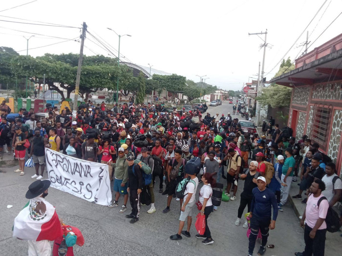 Caravana migrante “Génesis 2026” sale de Tapachula y avanza por la costa