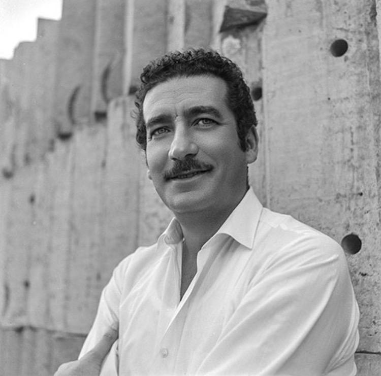 “La ternura en su mirada, el porte elegante, la voz profunda y áspera…”