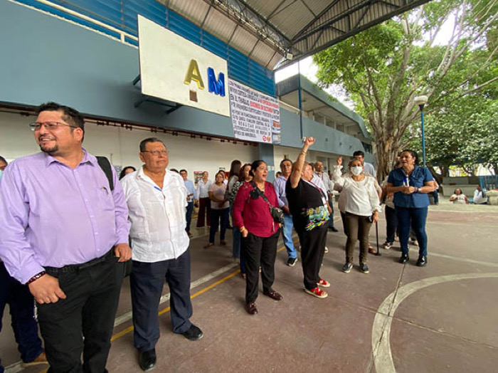 Derechohabientes y trabajadores del ISSSTE mantienen protesta 