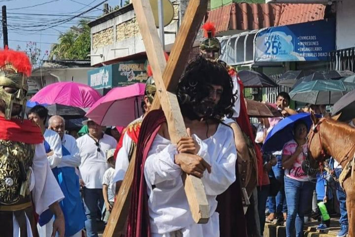 Viacrucis viviente fortalece la identidad y la fe en Tuxtla Chico