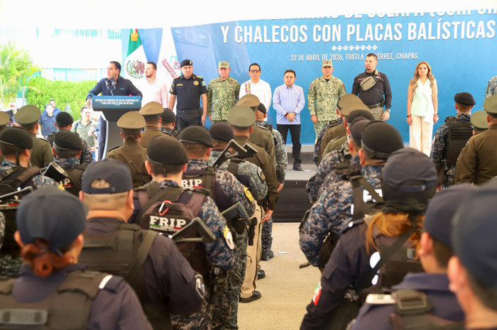 Juan Carlos Moreno Guillén asiste a ceremonia de entrega de equipamiento en la Secretaría de Seguridad