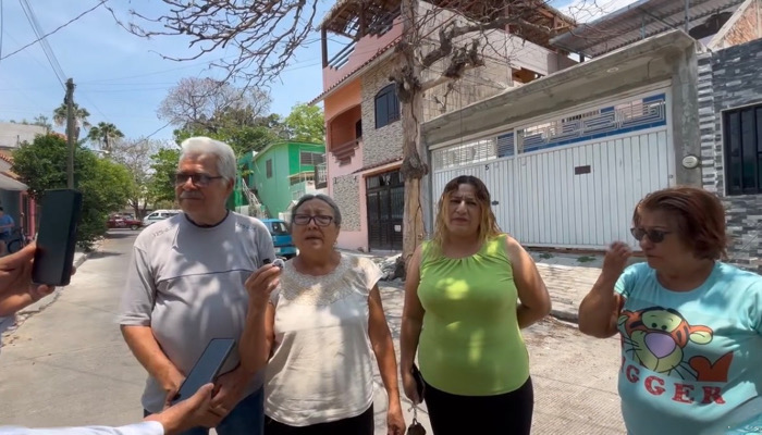 Vecinos de Infonavit Grijalva alertan riesgo por árbol seco