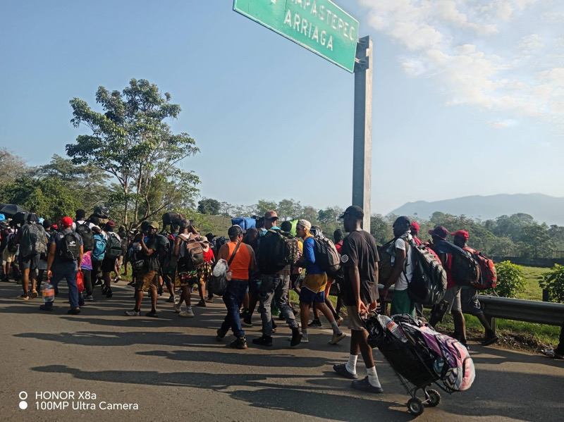Caravana migrante avanza por la costa