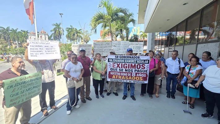 Jubilados protestan por adeudo de bonos desde hace ocho años