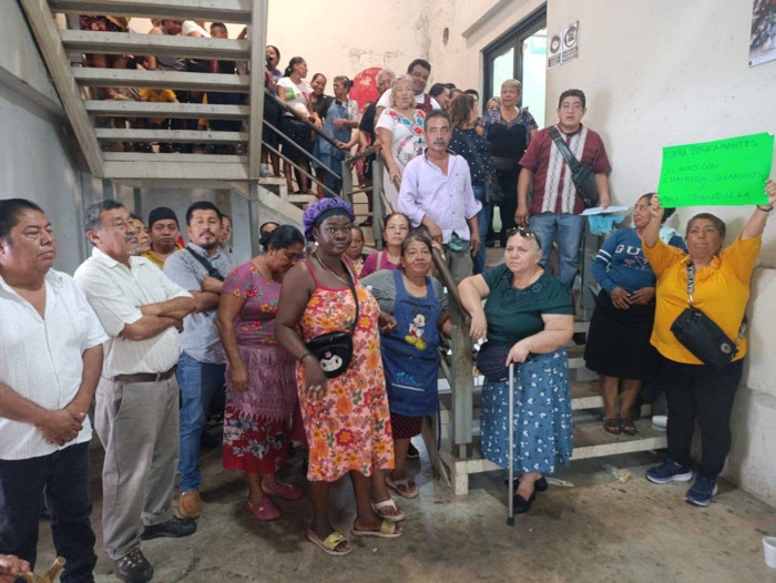 Protestan en mercado San Juan por posible cambio de administrador