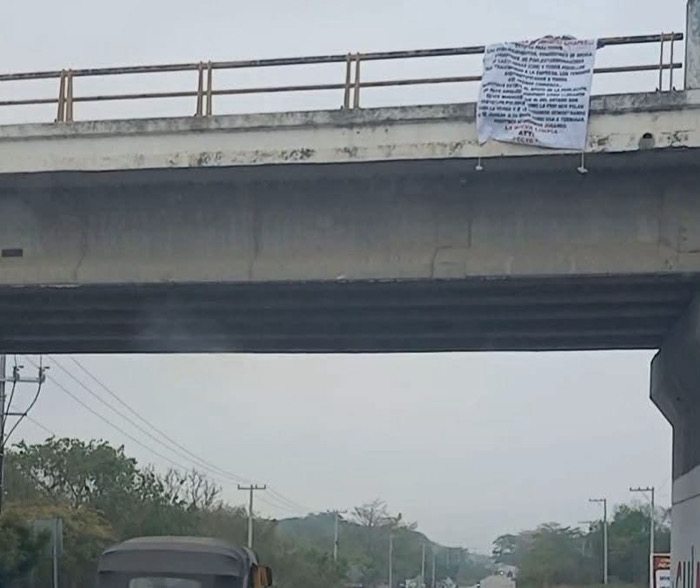 Colocan mantas con advertencias de grupo delictivo en Ocozocoautla