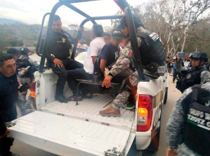 Detienen a ocho policías de Tenejapa por uso indebido de patrulla en Ocosingo