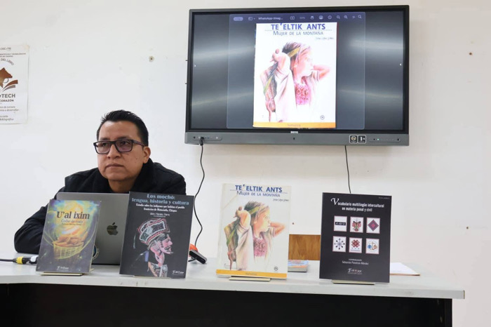 Literatura en lengua originaria honra a la mujer indígena en Oxchuc