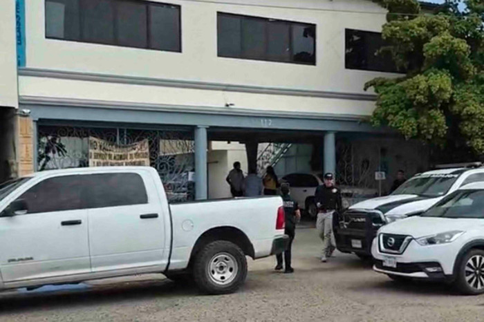 Buscan a médico por muertes ligadas a sueros vitaminados; permanece prófugo