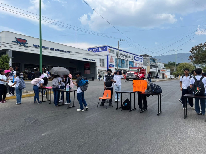 Normalistas se movilizan en Tuxtla para exigir asignación directa de plazas