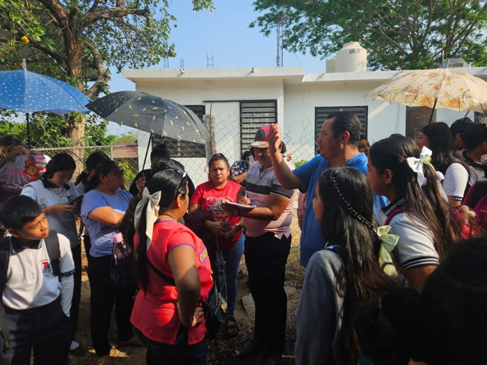 Familias y alumnos exigen docentes en telesecundaria de Chiapa de Corzo