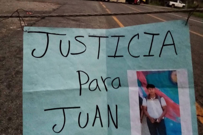 Protesta por muerte de estudiante deriva en desalojo de bloqueo carretero