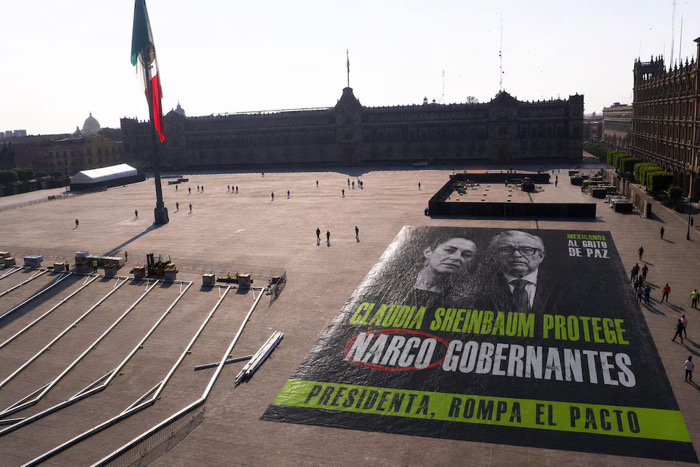 Retiran lona contra Sheinbaum Pardo y Rocha Moya en el Zócalo