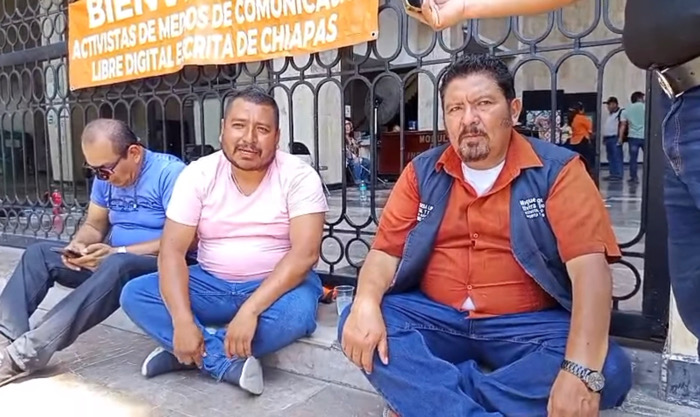 Protestan activistas y exfuncionario frente al Congreso de Chiapas