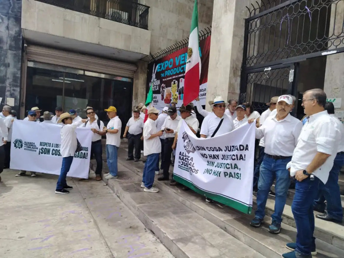 Jubilados de CFE protestan por recortes a pensiones
