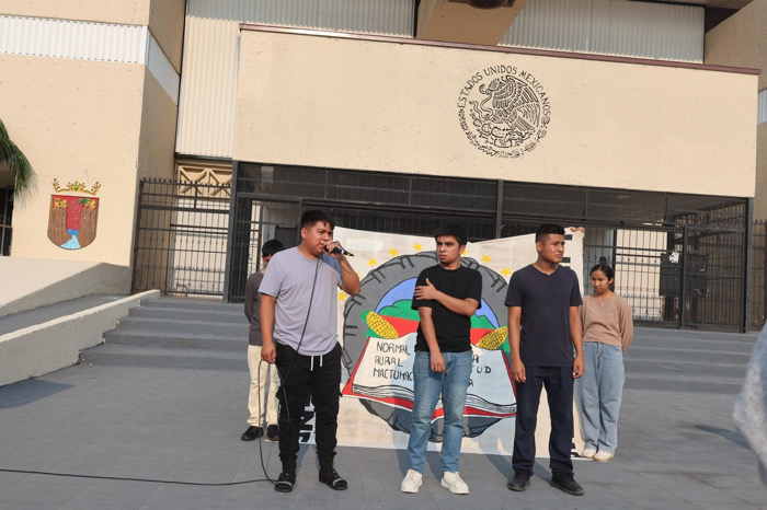 Normalistas realizan bloqueos y exigen justicia por hechos del 15 de mayo