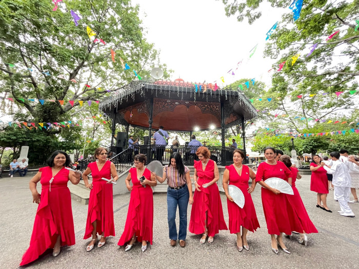 El danzón reúne generaciones y fortalece la tradición dancística en Chiapas