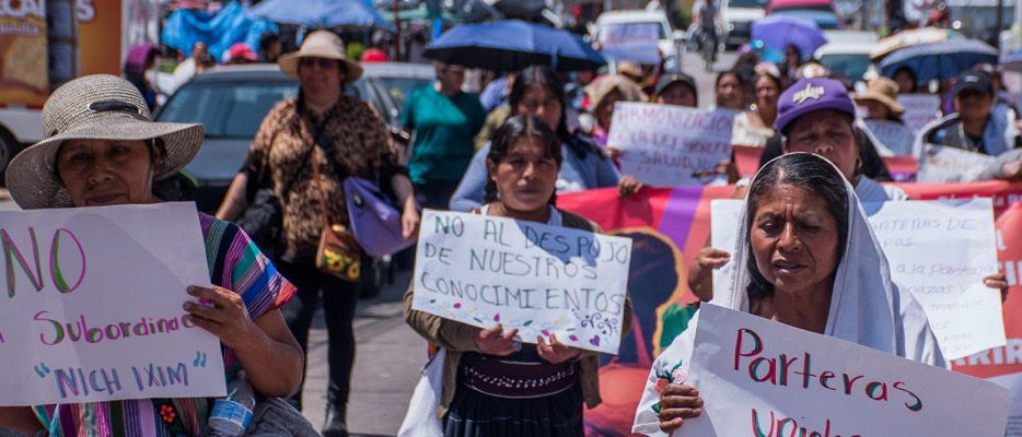 Parteras marchan en San Cristóbal y rechazan certificación obligatoria