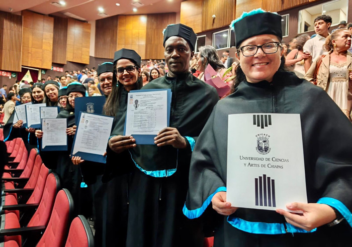 Entrega rectora de UNICACH Fanny López Jiménez, certificados de estudios a egresados de la Facultad de Ciencias Humanas y Sociales