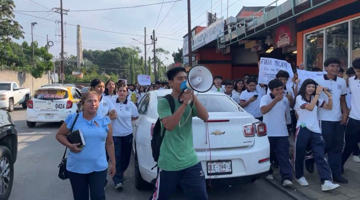 Exigen destitución de directora de la Preparatoria 2 de Tapachula