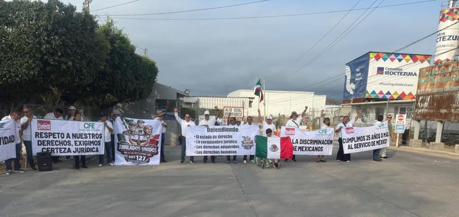 Jubilados de CFE protestan en Tuxtla por cambios en pensiones