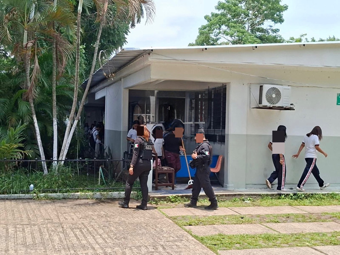 Incrementa la tensión en Prepa 2 de Tapachula por ingreso de la policía