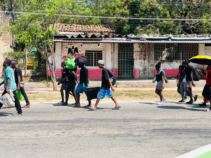 Migrantes denuncian maltrato del INM; caravana avanza hacia Arriaga