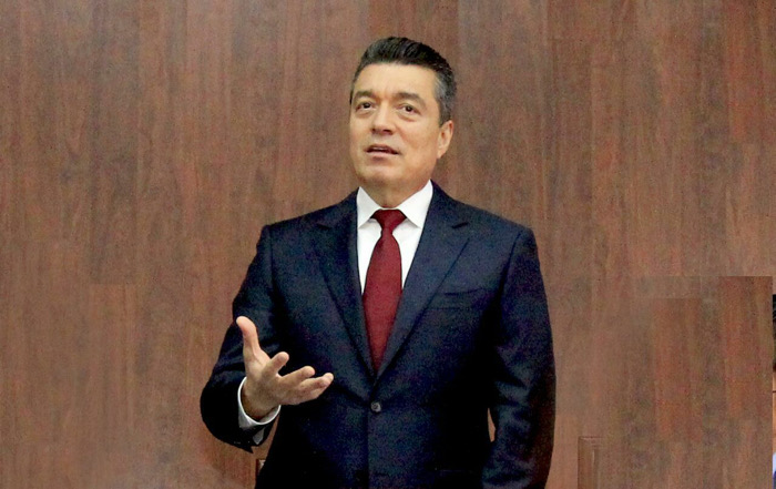 Rutilio Escandón gana más por rentas que como cónsul