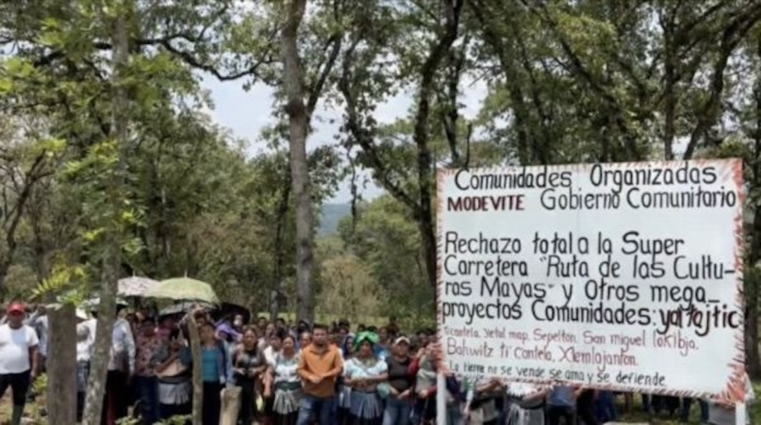 Colocan cruces y letreros en rechazo a la autopista de SCLC-Palenque