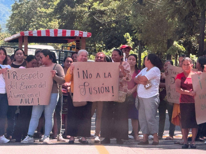 Padres de familia bloquean carretera en Cacahoatán