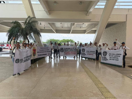Jubilados de CFE protestan en el aeropuerto de Tuxtla
