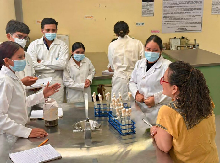 Egresados de la UNICACH reciben Premio CENEVAL por desempeño de excelencia
