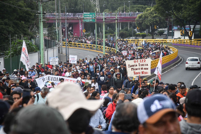 Con vallas y policías, contienen avance de CNTE rumbo al estadio