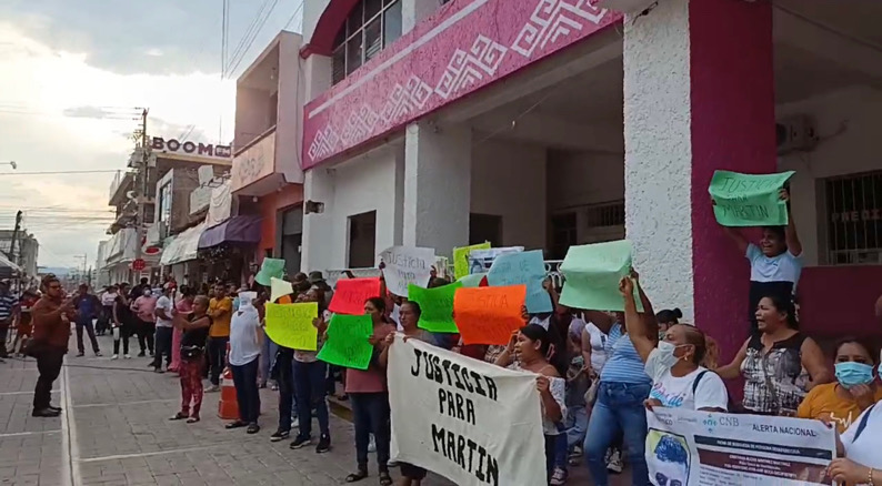 Marchan en Cintalapa para exigir la liberación de un joven detenido