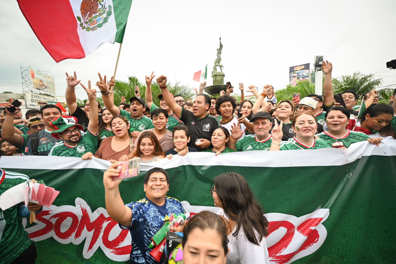 Festeja Eduardo Ramírez con afición chiapaneca el triunfo de México en el Mundial