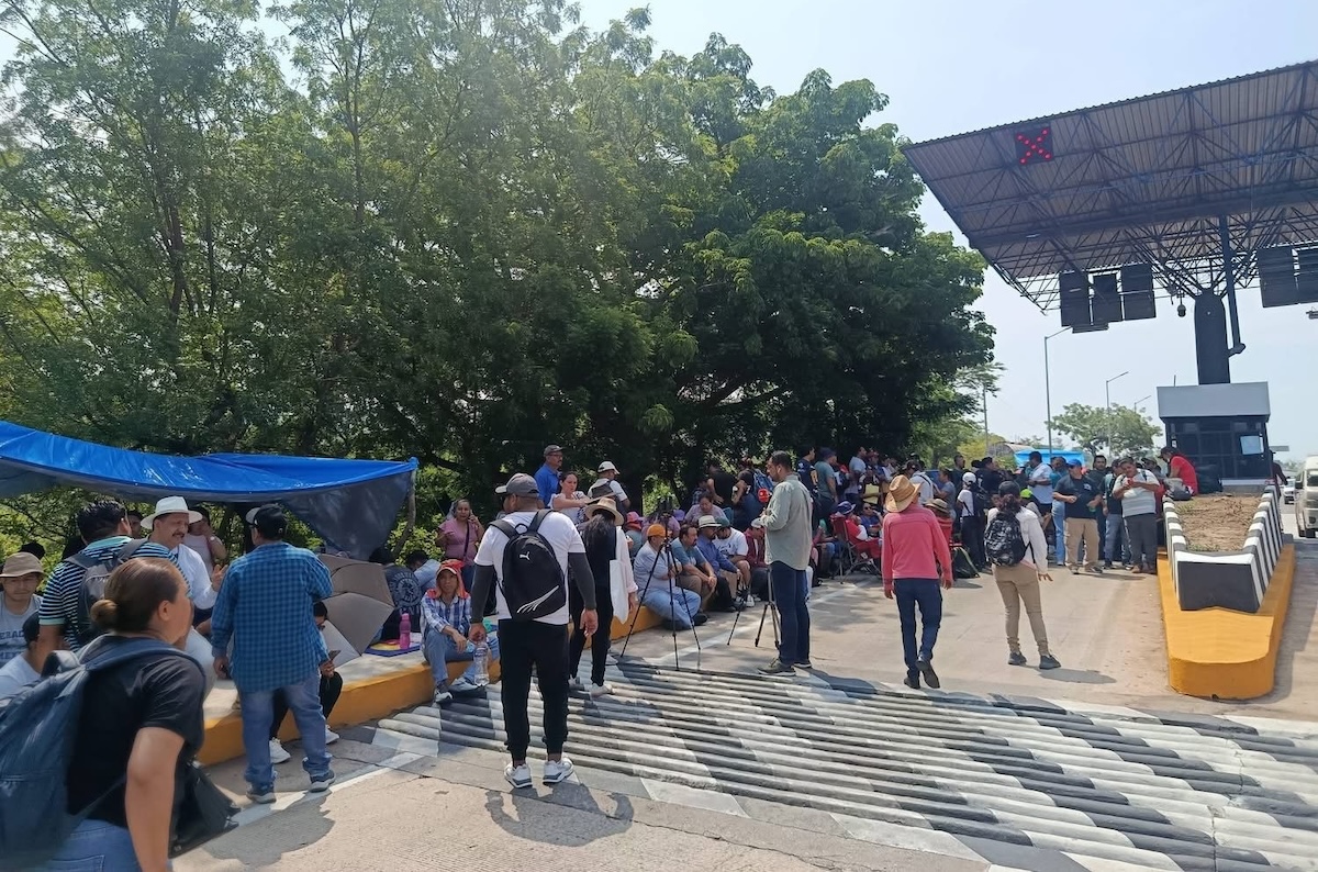 Maestros toman casetas; recaudan fondos para trasladarse a la CDMX